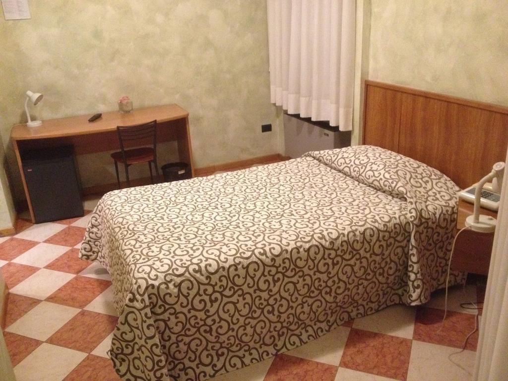 Hotel Daina Dalmine Pokój zdjęcie